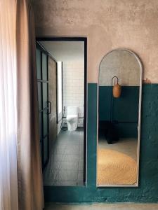 bagno con specchio e servizi igienici di Sundays Café & Hotel a Phnom Penh