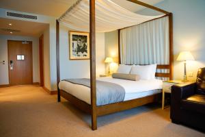 Tempat tidur dalam kamar di Bicester Hotel, Golf & Spa