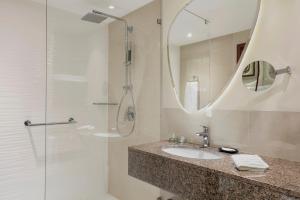 bagno con lavandino e doccia di The Westin Warsaw a Varsavia