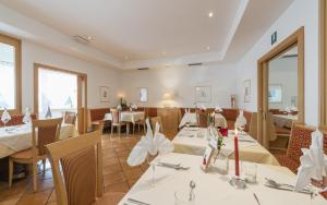 ein Esszimmer mit Tischen und Stühlen in einem Restaurant in der Unterkunft Pension Prack in Bruneck