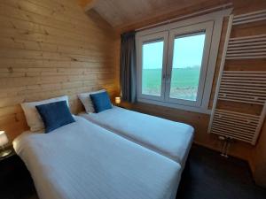 Una cama o camas en una habitación de Vakantiehuisje vlakbij Leeuwarden, Swichumer Pleats