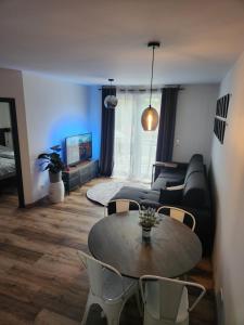 - un salon avec une table et un canapé dans l'établissement The Ferienwohnung, à Brême