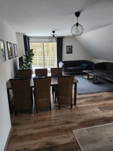 - un salon avec une table, des chaises et un canapé dans l'établissement The Ferienwohnung, à Brême