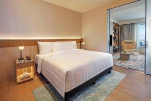 A bed or beds in a room at PARKROYAL Serviced Suites Jakarta