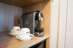 Comodidades para preparar café e chá em DaunTown Rooms - Self Check-In