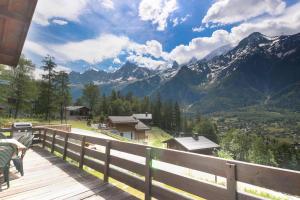 The Historic Chalet Les Allognes Mont-Blanc views في لي أوش: سطح خشبي مطل على جبل