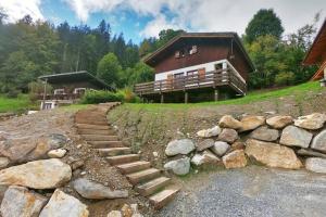 The Historic Chalet Les Allognes Mont-Blanc views في لي أوش: منزل على تل مع سلالم أمامه