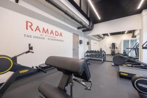 una palestra con tapis roulant e cyclette di Ramada The Hague Scheveningen a Scheveningen