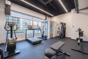 una palestra con tapis roulant e attrezzature per il fitness in un edificio di Ramada The Hague Scheveningen a Scheveningen