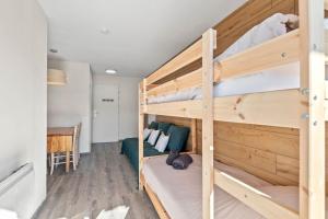 a bedroom with two bunk beds and a desk at Smartstay Altineige - Val Thorens in Val Thorens