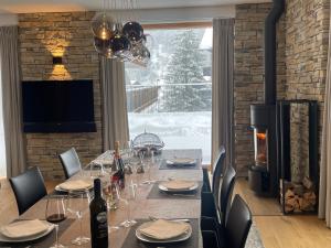 comedor con mesa y chimenea en Berghof, en Saas-Fee