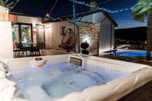 Басейн в или близо до Villa View Mostar with Jacuzzi & Seasonal Heated Pool