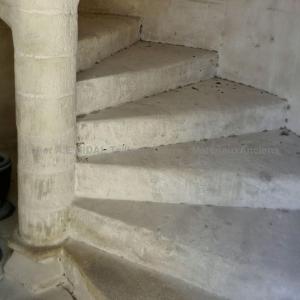 un escalier en béton dans un bâtiment dans l'établissement Le 3 de Coeur Annecy, à Annecy