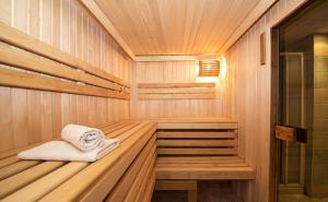 - un sauna en bois avec une serviette dans l'établissement Hôtel Le Rivage vue sur mer - Châtelaillon-plage, à Châtelaillon-Plage