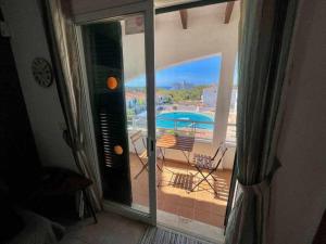 balkon z widokiem na patio w obiekcie Mitjaneta Apartamento con piscina w mieście Cala en Blanes