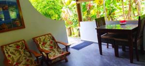 - une salle à manger avec une table et deux chaises dans l'établissement Dan Zoranz Self Catering Guest House, à La Digue