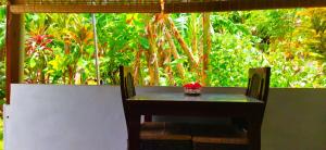 - une table et des chaises en face d'un jardin dans l'établissement Dan Zoranz Self Catering Guest House, à La Digue