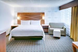 Tempat tidur dalam kamar di DoubleTree by Hilton Madison Downtown