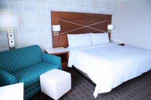 Tempat tidur dalam kamar di DoubleTree by Hilton Madison Downtown