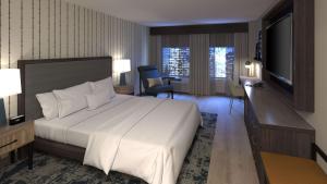 Un pat sau paturi într-o cameră la DoubleTree by Hilton Charlotte City Center