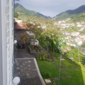 una vista desde el balcón de una casa en Vale dos Ilhéus, en Machico