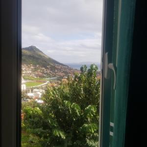 ventana con vistas a la ciudad y a la montaña en Vale dos Ilhéus, en Machico