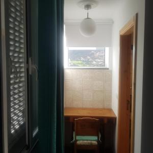 ventana en una habitación con mesa y silla en Vale dos Ilhéus, en Machico