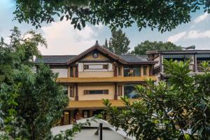 een beeld van een huis met bomen bij Xianqingshan Homestay in Hangzhou