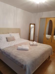 um quarto com uma cama grande e toalhas em NANA"S HOUSE APARTAMENT 2 Camere,2 bai em Sibiu