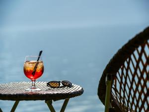 un bicchiere di vino seduto su un tavolo su una panchina di Hotel Seeburg - Adults only a Ringgenberg