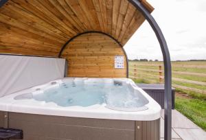 einen Whirlpool in einem Pavillon in der Unterkunft Little Meadow Pods with Hot Tub in York