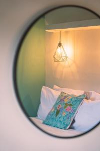 Una cama o camas en una habitación de Gili Divers Hotel