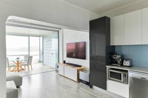 Nhà bếp/bếp nhỏ tại Tamarama Beachfront Apartment on Bondi to Bronte Walk