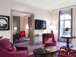 Телевизор и/или развлекательный центр в Le Grand Hotel de Cabourg - MGallery Hotel Collection