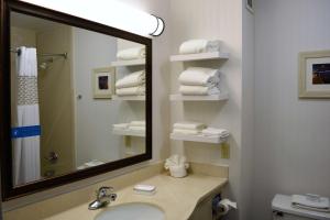 Un baño de Comfort Inn, Cleveland South - Richfield