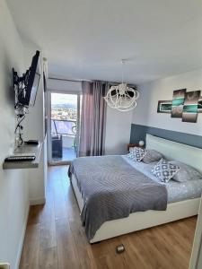 Tempat tidur dalam kamar di Appartement T2 Prado Chanot Plage Marseille