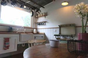 Dapur atau dapur kecil di The Pottery Shed