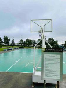 a basketball court with a basketball hoop at SMDC Wind: T2 La Maison du Basa in Tagaytay