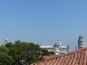 vista para os telhados dos edifícios em B&B 7 Rooms em Pisa