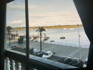 uma vista a partir de uma janela de um porto com barcos em Punta Umbría relax em Punta Umbría