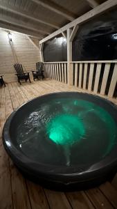 una gran piscina de agua verde en una habitación con sillas en Hirska Vatra, en Slavske