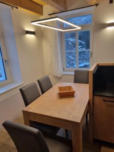 een eetkamer met een houten tafel en stoelen bij Appartamento Vale e Schena Cortina 4 posti letto in San Vito di Cadore