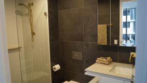 Bathroom sa Smart apartment right in Canberra CBD