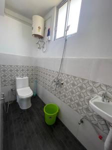 La salle de bains est pourvue de toilettes et d'un lavabo. dans l'établissement Jasmine Homestay Darjeeling, à Darjeeling