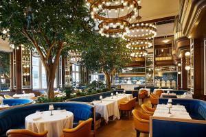 Restaurant o un lloc per menjar a The Fifth Avenue Hotel