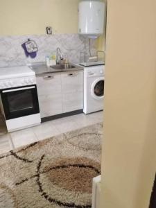 Kitchen o kitchenette sa Lovely studio in Dragoman with garden and garage