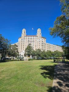 een groot gebouw met een grasveld ervoor bij Arlington Resort Hotel & Spa in Hot Springs