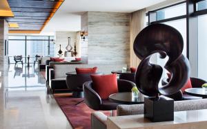 una hall di un hotel con sedie e tavoli di Grand Hyatt Shenyang a Shenyang