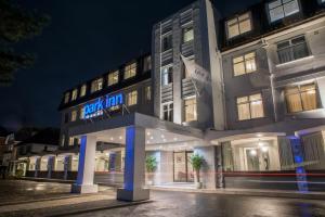 un hôtel avec un panneau à l'avant dans l'établissement Park Inn by Radisson Bournemouth, à Bournemouth