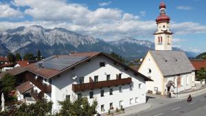 Kalnų panorama iš svečių namų arba bendras kalnų vaizdas